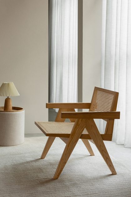 Experimenta el confort del Sillón Xalor: fresno y ratán en armonía. Ideal para salones, despachos o dormitorios. ¡Estilo único de Jameos Estudio!
