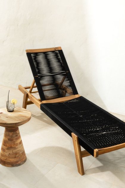 Descubre la elegancia de la Tumbona Kryos en Madera de Acacia. Perfecta para exteriores, resistente y con diseño sofisticado. ¡Relájate con estilo!