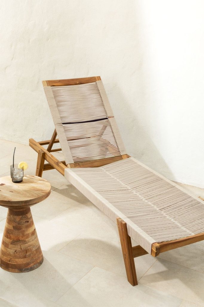 Descubre la elegancia de la Tumbona Kryos en Madera de Acacia. Perfecta para exteriores, resistente y con diseño sofisticado. ¡Relájate con estilo!