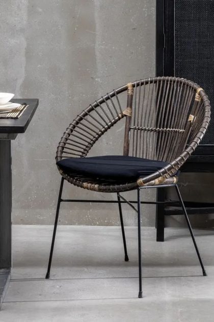 Silla de Ratán y Metal Gris-Negro - Elegancia y Confort en tu Salón