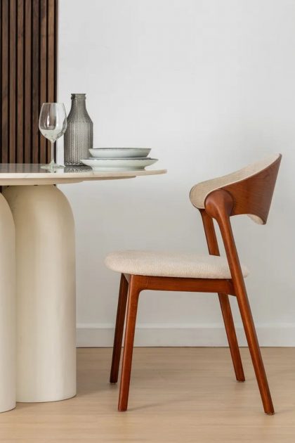 Silla Marrón de Tejido y Madera - 60 x 57 x 80 cm. Elegante diseño con estructura de madera de haya, tapizado en telireno y relleno de foam. Ideal para añadir un toque sofisticado y confortable a tu espacio, capturada por Jameos Estudio.
